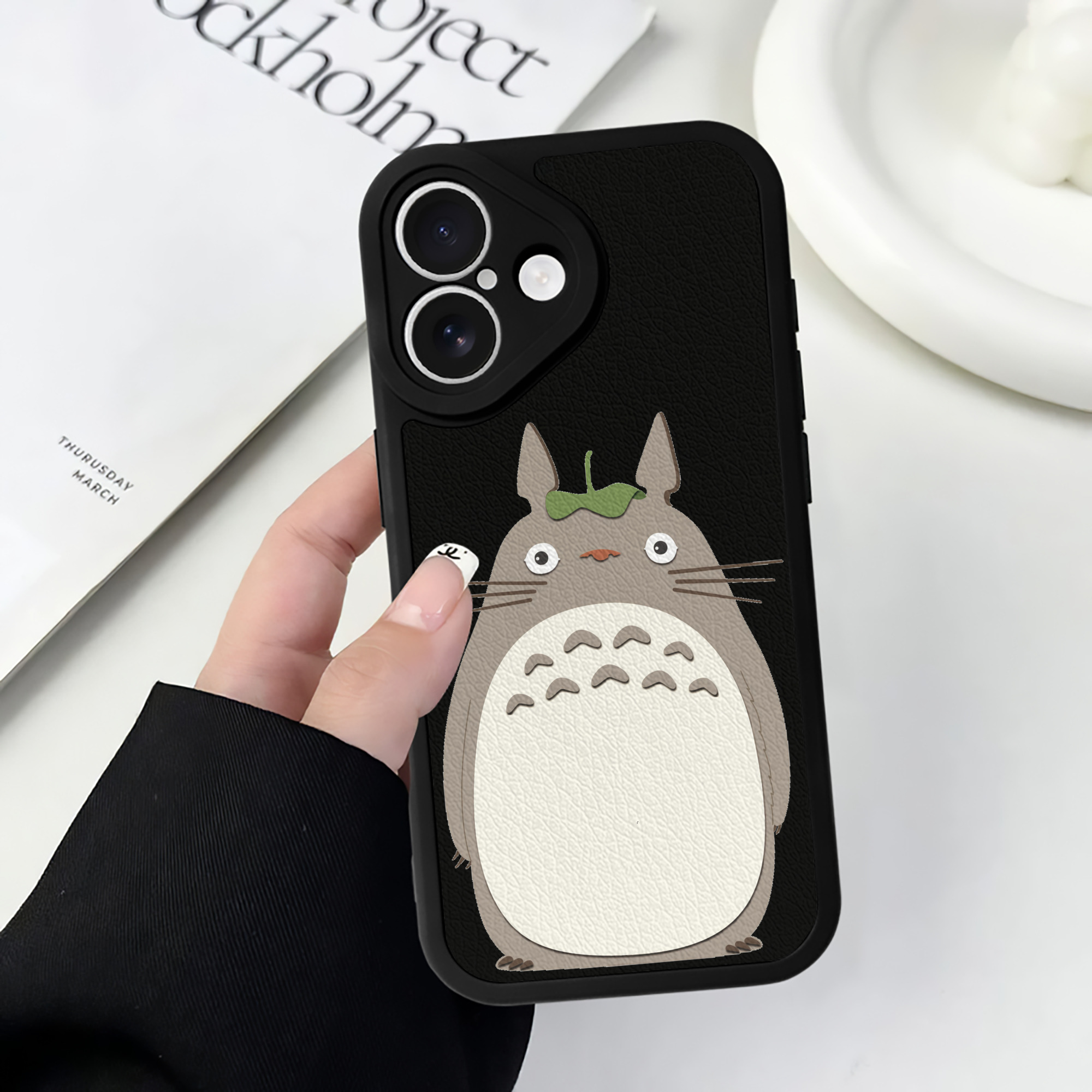 （画像用） となりのトトロ 草壁メイ 草壁サツキ My Neighbor Totoro Satsuki Kusakabe Mei Kusakabe 【iPhone 16シリーズ対応】シリコンスマホケース（レザー調） 材質：シリコン